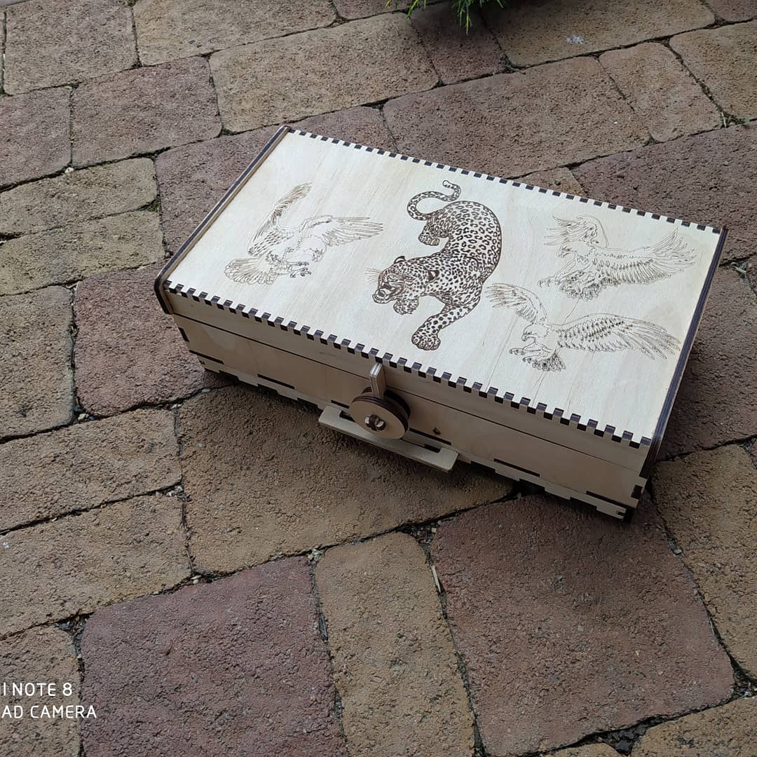 Laser Cut Smokers Kit Wooden Compartment Box With Lid 6mm Free Vector File